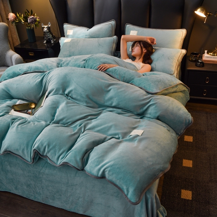 91家纺网 家纺一手货源 找家纺 啊雅家居 2025新款纯色包边双面牛奶绒四件套 包水绿