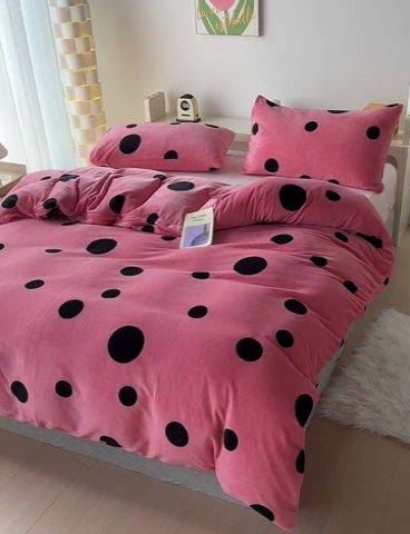 91家纺网 家纺一手货源 找家纺 怡家居 2023新款高克重牛奶绒印花四件套 粉圈