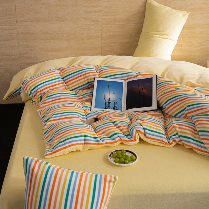 91家纺网 家纺一手货源 找家纺 （总）洋铭区（原狠狠爱） 2023新款ab版牛奶绒绒糖果彩条四件套