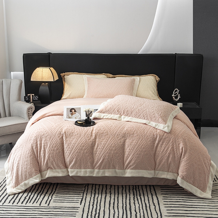 91家纺网 家纺一手货源 找家纺 懒猫家纺 2024新款烂花牛奶绒四件套 米亚-甜粉