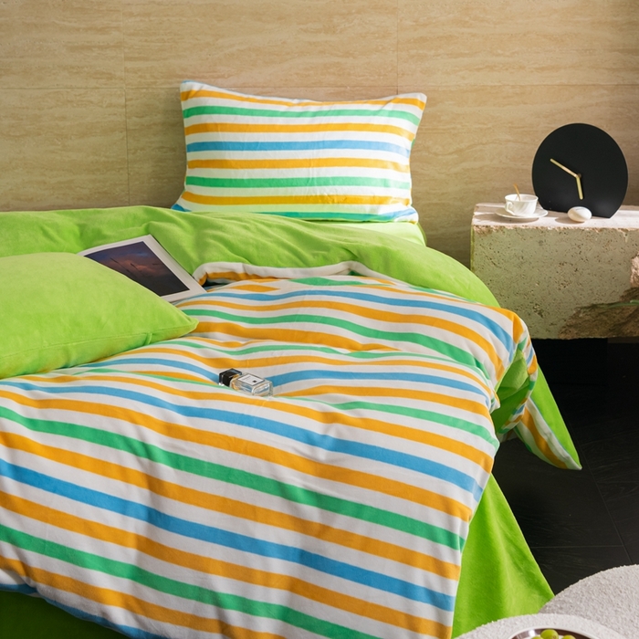 91家纺网 家纺一手货源 找家纺 洋铭区（原狠狠爱） 2023新款ab版牛奶绒绒糖果彩条四件套 糖果黄绿条