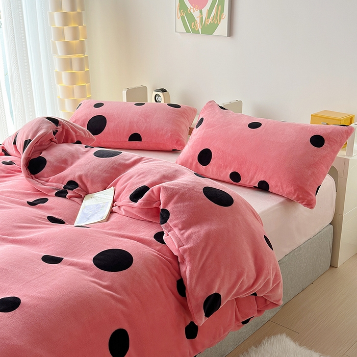 91家纺网 家纺一手货源 找家纺 怡家居 2023新款高克重牛奶绒印花四件套 粉圈