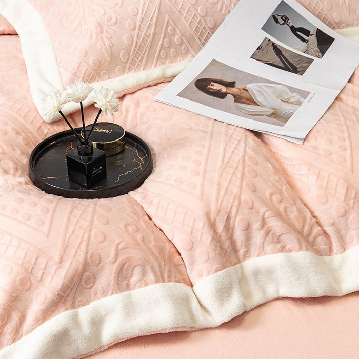 91家纺网 家纺一手货源 找家纺 懒猫家纺 2024新款烂花牛奶绒四件套 米亚-甜粉