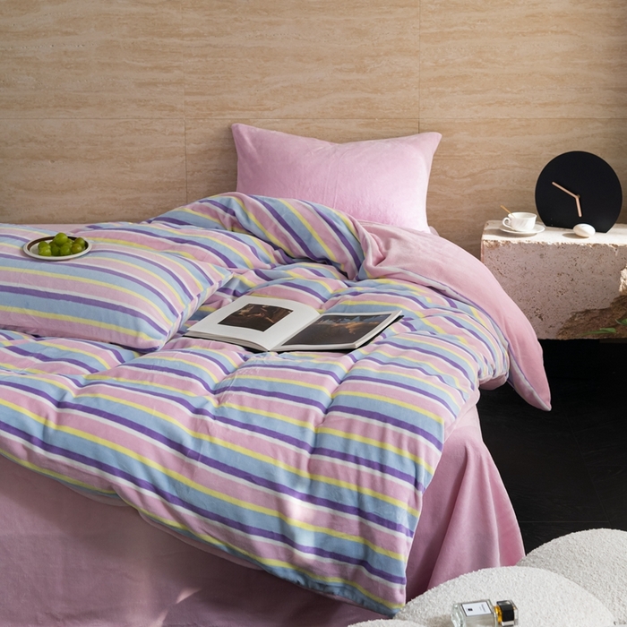 91家纺网 家纺一手货源 找家纺 洋铭区（原狠狠爱） 2023新款ab版牛奶绒绒糖果彩条四件套 糖果紫粉条