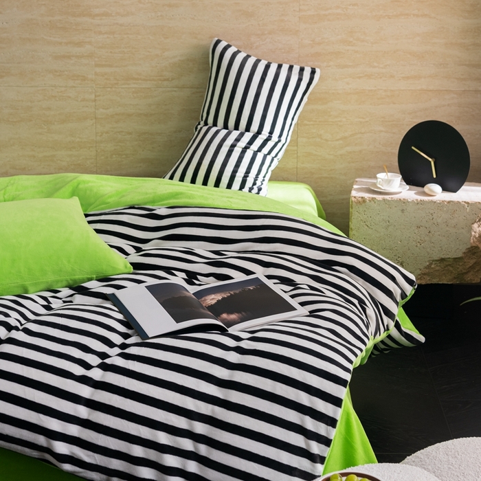 91家纺网 家纺一手货源 找家纺 洋铭区（原狠狠爱） 2023新款ab版牛奶绒绒糖果彩条四件套 糖果黑白条