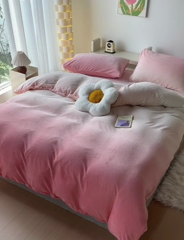 91家纺网 家纺一手货源 找家纺 怡家居 2023新款高克重牛奶绒印花四件套 粉桃