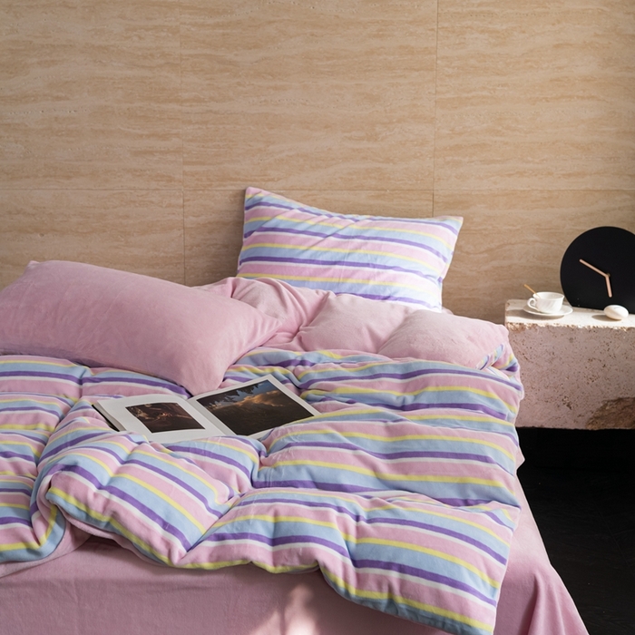 91家纺网 家纺一手货源 找家纺 洋铭区（原狠狠爱） 2023新款ab版牛奶绒绒糖果彩条四件套 糖果紫粉条