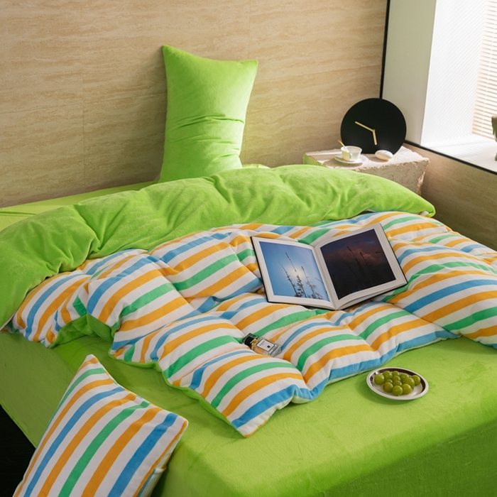 91家纺网 家纺一手货源 找家纺 洋铭区（原狠狠爱） 2023新款ab版牛奶绒绒糖果彩条四件套 糖果黄绿条