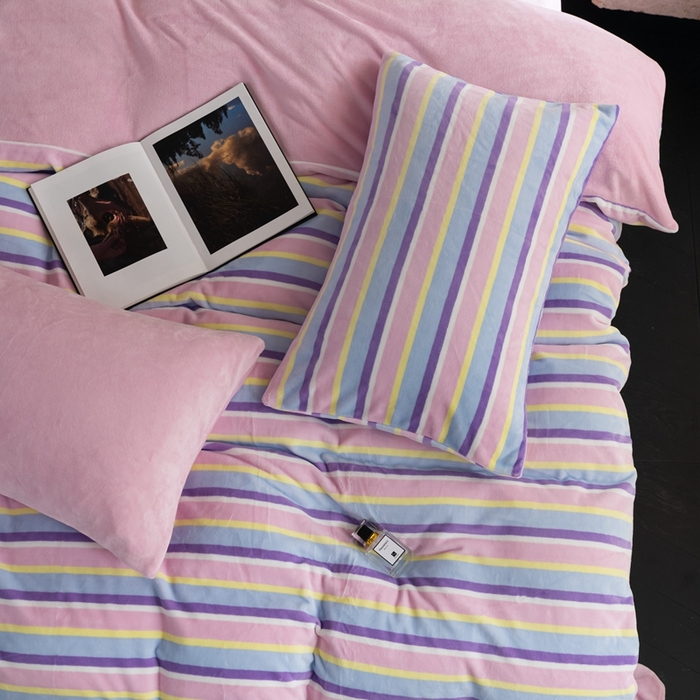 91家纺网 家纺一手货源 找家纺 洋铭区（原狠狠爱） 2023新款ab版牛奶绒绒糖果彩条四件套 糖果紫粉条