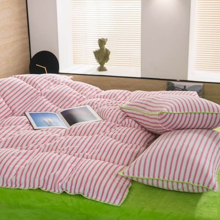 91家纺网 家纺一手货源 找家纺 洋铭区（原狠狠爱） 2023新款ab版牛奶绒心动系列条纹四件套 心动粉白条