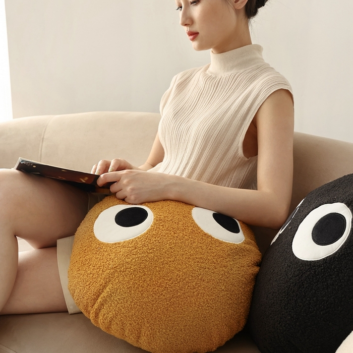 91家纺网 家纺一手货源 找家纺 （总）美茉家居 2023新款炯炯大眼抱枕