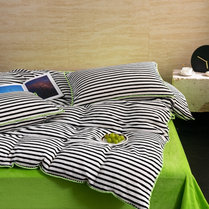 91家纺网 家纺一手货源 找家纺 洋铭区（原狠狠爱） 2023新款ab版牛奶绒心动系列条纹四件套 心动黑白条