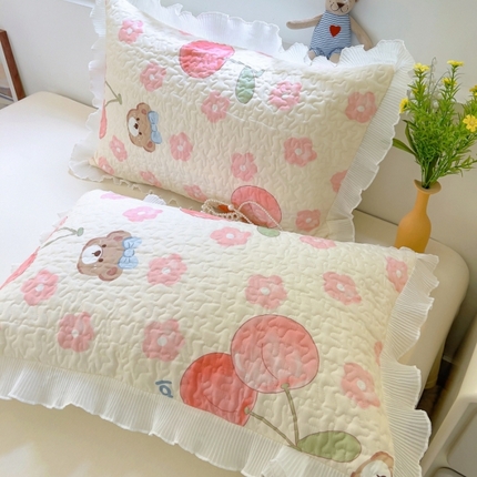 91家纺网 家纺一手货源 找家纺 百寐 2023全棉夹棉雪纺花边枕套加厚加大吸汗立体枕芯套 樱桃小丸子