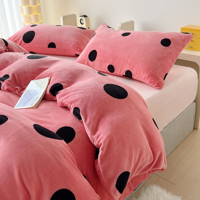 91家纺网 家纺一手货源 找家纺 怡家居 2023新款高克重牛奶绒印花四件套 粉圈