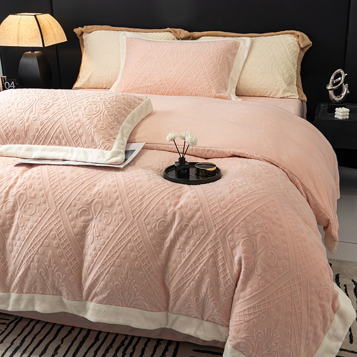 91家纺网 家纺一手货源 找家纺 懒猫家纺 2024新款烂花牛奶绒四件套 米亚-甜粉