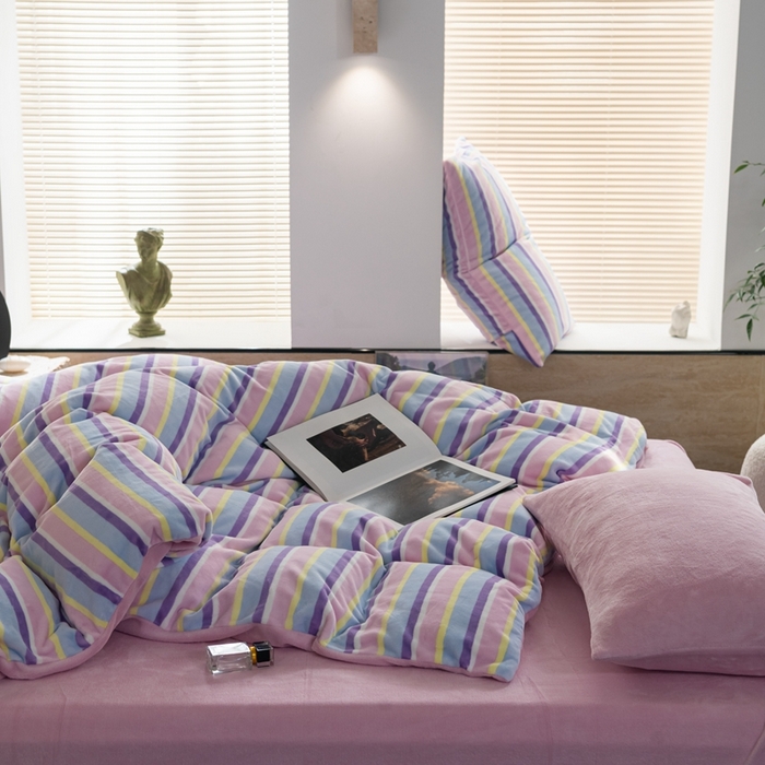 91家纺网 家纺一手货源 找家纺 洋铭区（原狠狠爱） 2023新款ab版牛奶绒绒糖果彩条四件套 糖果紫粉条