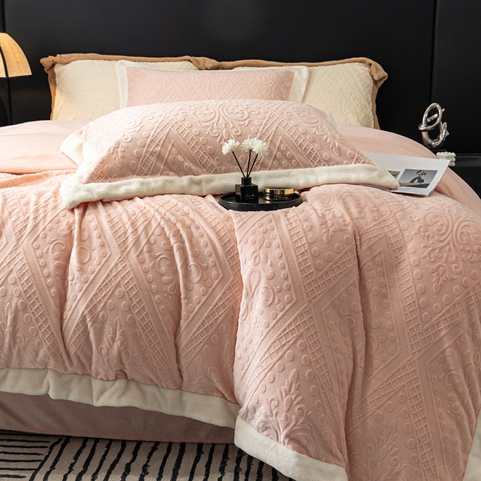 91家纺网 家纺一手货源 找家纺 懒猫家纺 2024新款烂花牛奶绒四件套 米亚-甜粉