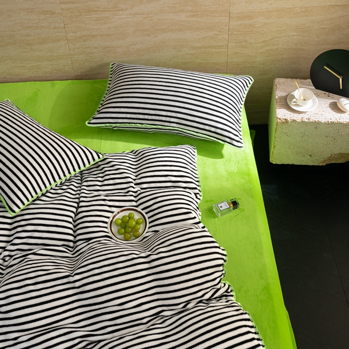 91家纺网 家纺一手货源 找家纺 洋铭区（原狠狠爱） 2023新款ab版牛奶绒心动系列条纹四件套 心动黑白条