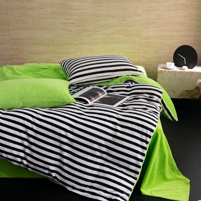 91家纺网 家纺一手货源 找家纺 洋铭区（原狠狠爱） 2023新款ab版牛奶绒绒糖果彩条四件套 糖果黑白条