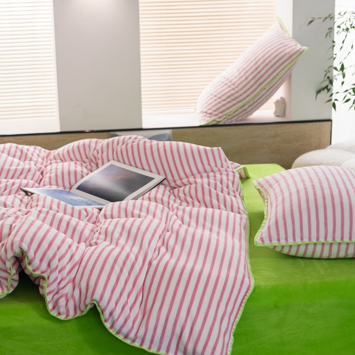 91家纺网 家纺一手货源 找家纺 洋铭区（原狠狠爱） 2023新款ab版牛奶绒心动系列条纹四件套 心动粉白条