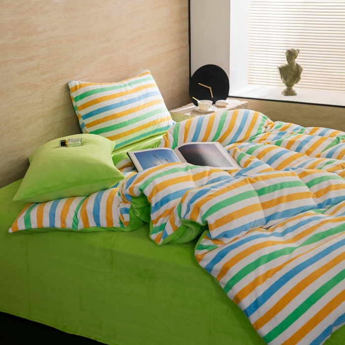 91家纺网 家纺一手货源 找家纺 洋铭区（原狠狠爱） 2023新款ab版牛奶绒绒糖果彩条四件套 糖果黄绿条