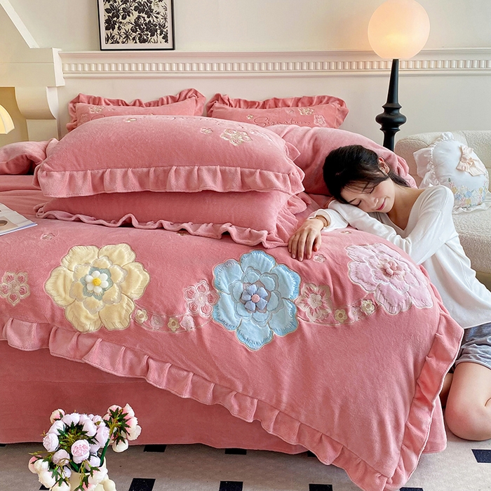 91家纺网 家纺一手货源 找家纺 可以家居 2024新款高克重全消光绣花四件套-潘多拉 潘多拉-豆沙粉