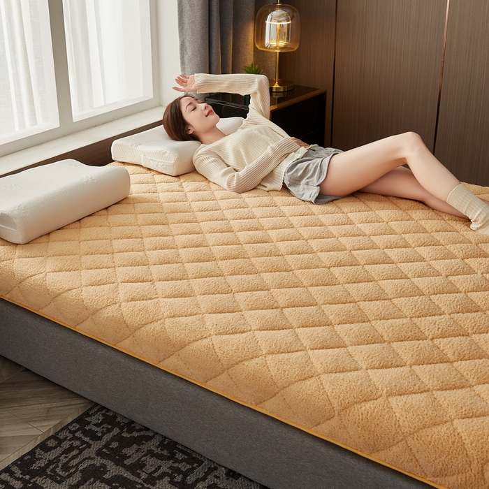 91家纺网 家纺一手货源 找家纺 祁恋婷家居 2023新款羊羔绒保暖床垫【床垫遮盖物】 卡其色