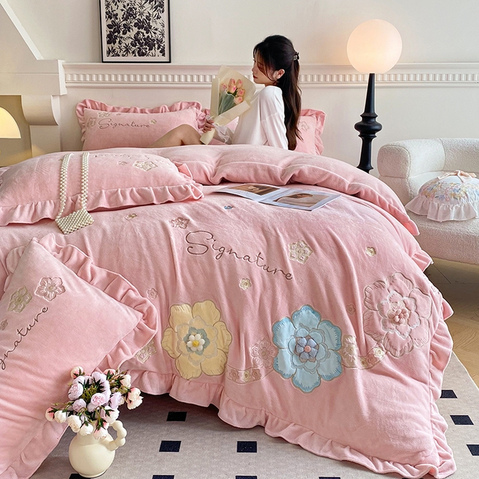 91家纺网 家纺一手货源 找家纺 可以家居 2024新款高克重全消光绣花四件套-潘多拉 潘多拉-公主粉