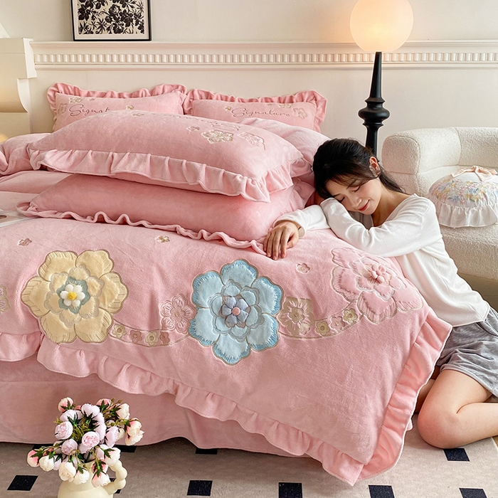 91家纺网 家纺一手货源 找家纺 可以家居 2024新款高克重全消光绣花四件套-潘多拉 潘多拉-公主粉