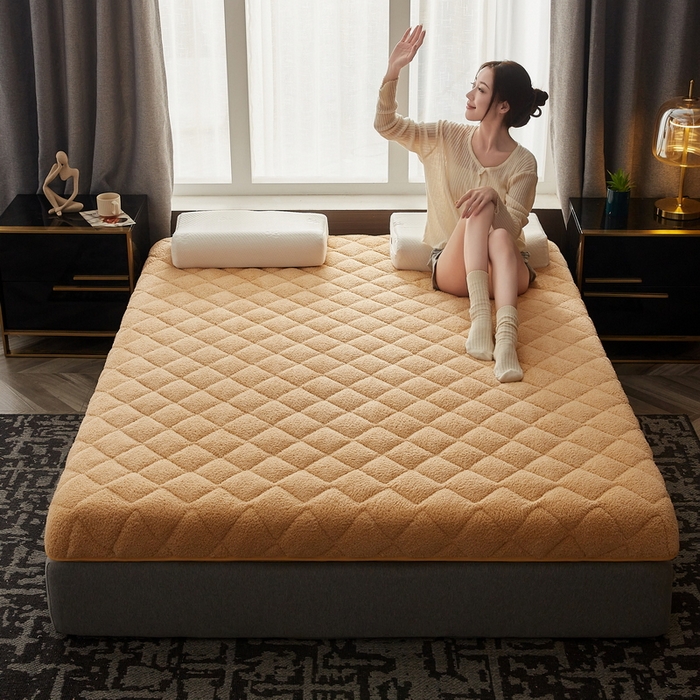 91家纺网 家纺一手货源 找家纺 祁恋婷家居 2023新款羊羔绒保暖床垫【床垫遮盖物】 卡其色