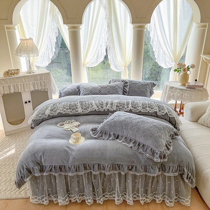 91家纺网 家纺一手货源 找家纺 （总）麒豆豆 2023新款高克重牛奶绒花边床裙四件套-山茶系列