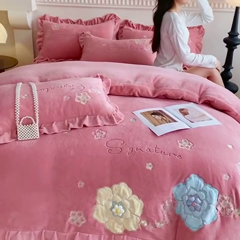 91家纺网 家纺一手货源 找家纺 可以家居 2024新款高克重全消光绣花四件套-潘多拉 潘多拉-豆沙粉