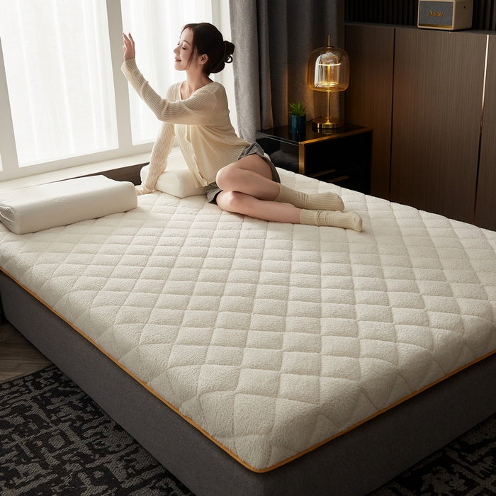 91家纺网 家纺一手货源 找家纺 祁恋婷家居 2023新款羊羔绒保暖床垫【床垫遮盖物】 奶油白