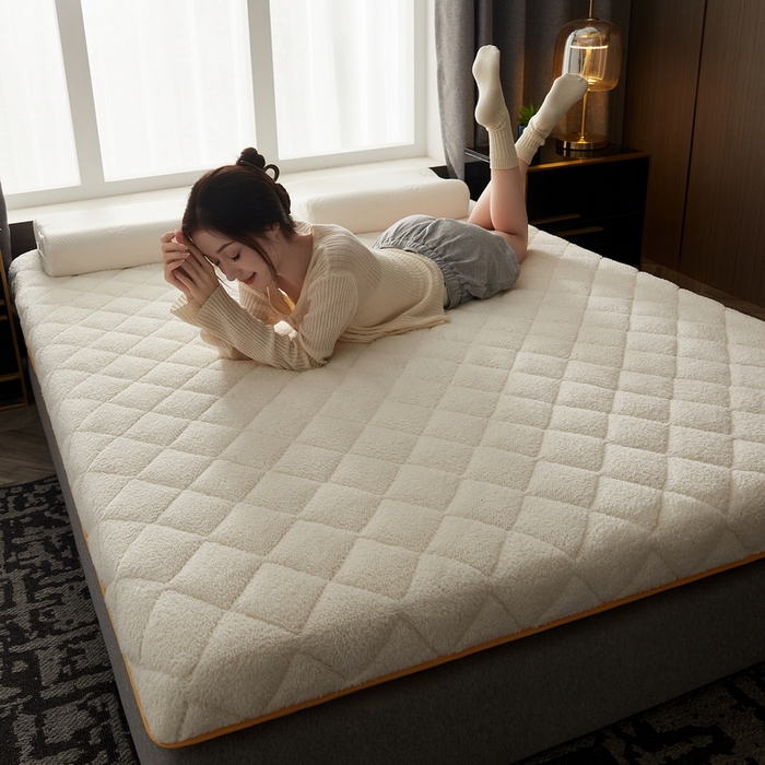 91家纺网 家纺一手货源 找家纺 祁恋婷家居 2023新款羊羔绒保暖床垫【床垫遮盖物】 奶油白