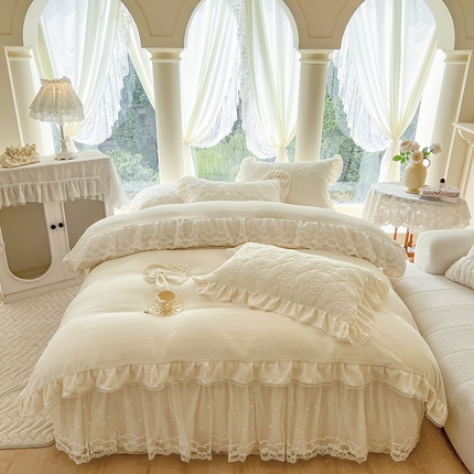 91家纺网 家纺一手货源 找家纺 （总）网红馆 2025新款高克重牛奶绒花边床裙四件套-山茶系列