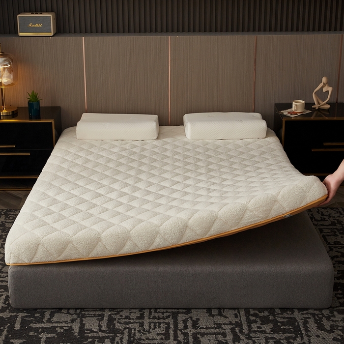 91家纺网 家纺一手货源 找家纺 祁恋婷家居 2023新款羊羔绒保暖床垫【床垫遮盖物】 奶油白