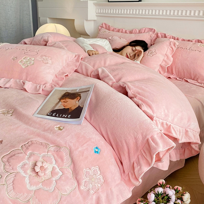 91家纺网 家纺一手货源 找家纺 可以家居 2024新款高克重全消光绣花四件套-潘多拉 潘多拉-公主粉