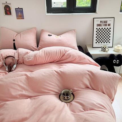 91家纺网 家纺一手货源 找家纺 山茶家纺 2023新款黑色系毛巾绣纯色牛奶绒四件套 黑色系-粉黑