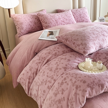 91家纺网 家纺一手货源 找家纺 博纳家纺 2023新款牛奶绒灼色烂花四件套-西雅图 豆沙