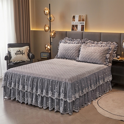 91家纺网 家纺一手货源 找家纺 （总）瑞宝 2025新款欧式加厚宝宝绒蕾丝刺绣床裙-盛世岚黛