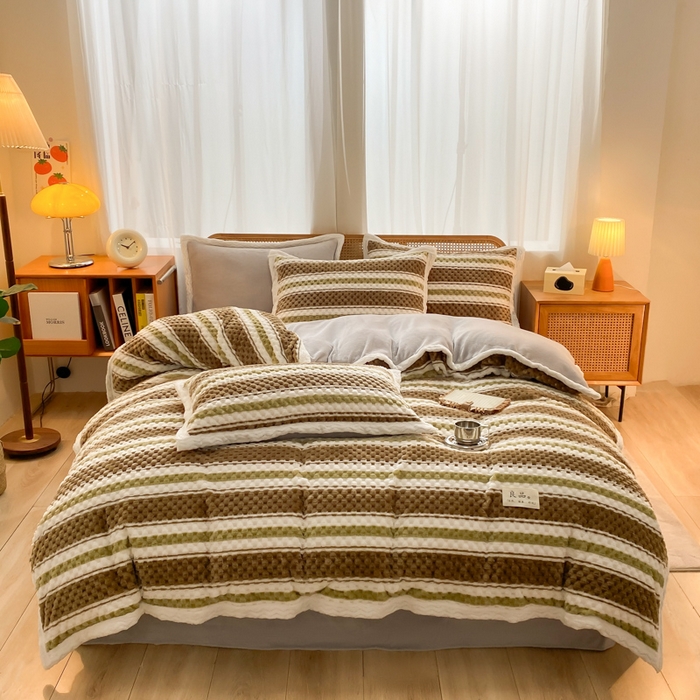 91家纺网 家纺一手货源 找家纺 澳梵家居 2023新款无印风豆豆绒牛奶绒包边工艺四件套 条纹-卡其绿