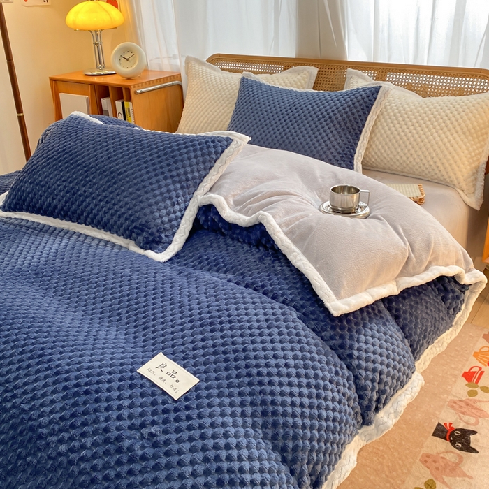 91家纺网 家纺一手货源 找家纺 澳梵家居 2023新款无印风豆豆绒牛奶绒包边工艺四件套 纯品-蓝