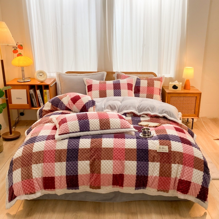 91家纺网 家纺一手货源 找家纺 澳梵家居 2023新款无印风豆豆绒牛奶绒包边工艺四件套 英伦格-红