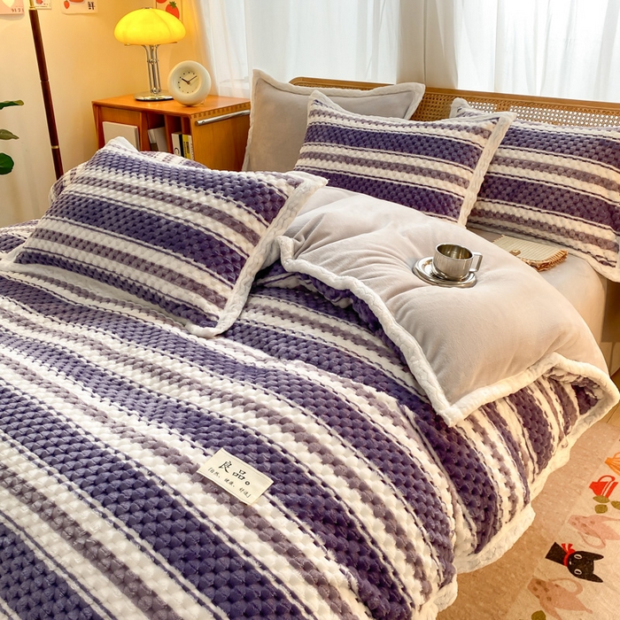 91家纺网 家纺一手货源 找家纺 澳梵家居 2023新款无印风豆豆绒牛奶绒包边工艺四件套 条纹-蓝紫