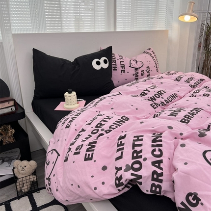 91家纺网 家纺一手货源 找家纺 奈颜 2023新款爆款水洗棉双层纱毛巾绣甜酷风四件套-大眼（手机实拍） 甜酷字母-黑