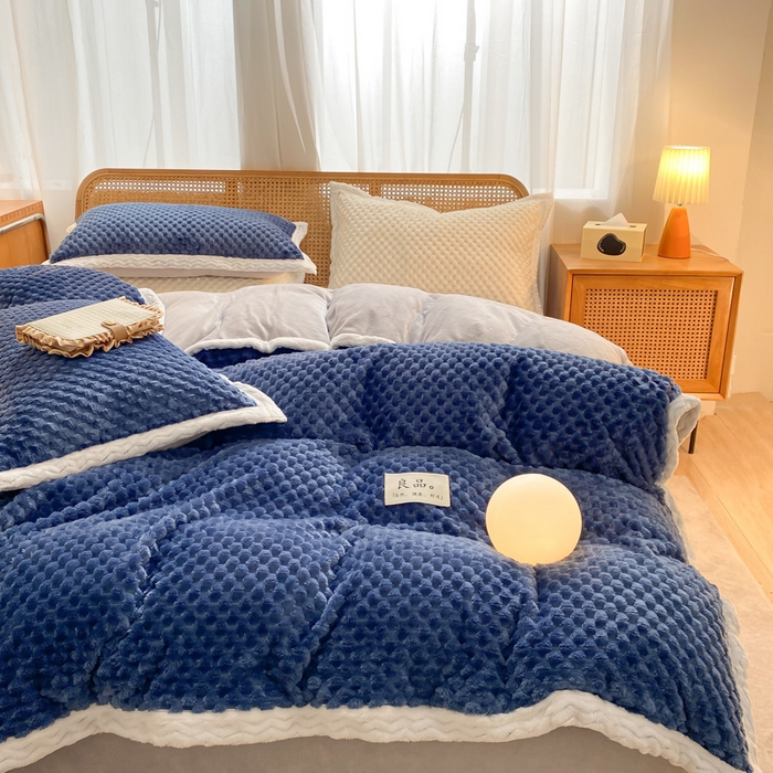 91家纺网 家纺一手货源 找家纺 澳梵家居 2023新款无印风豆豆绒牛奶绒包边工艺四件套 纯品-蓝