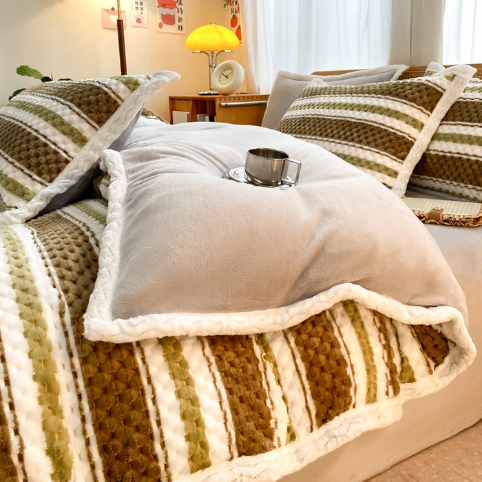 91家纺网 家纺一手货源 找家纺 澳梵家居 2023新款无印风豆豆绒牛奶绒包边工艺四件套 条纹-卡其绿