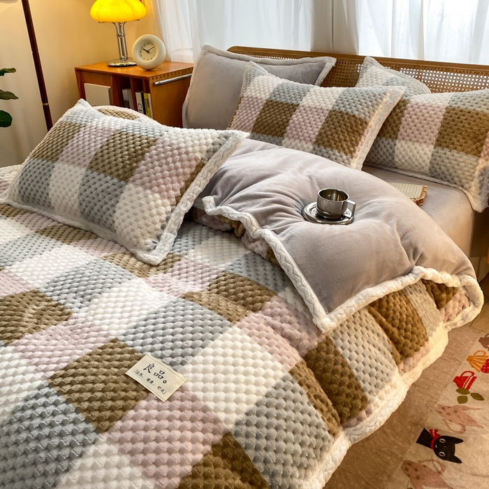 91家纺网 家纺一手货源 找家纺 澳梵家居 2023新款无印风豆豆绒牛奶绒包边工艺四件套 英伦格-浅绿