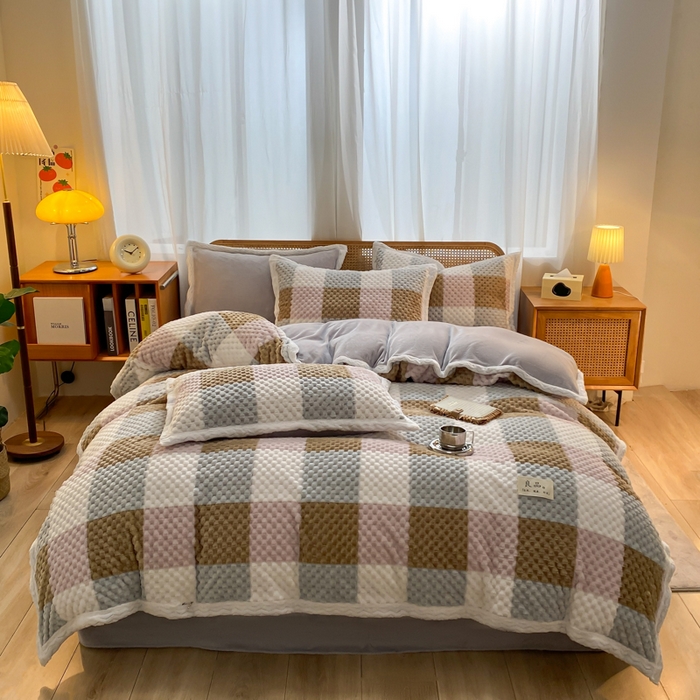 91家纺网 家纺一手货源 找家纺 澳梵家居 2023新款无印风豆豆绒牛奶绒包边工艺四件套 英伦格-浅绿