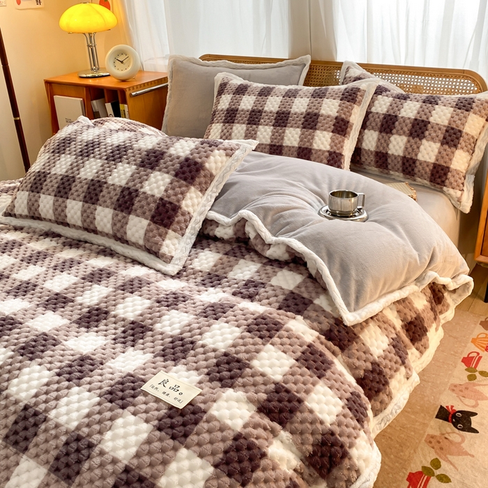 91家纺网 家纺一手货源 找家纺 澳梵家居 2023新款无印风豆豆绒牛奶绒包边工艺四件套 小方格-卡其